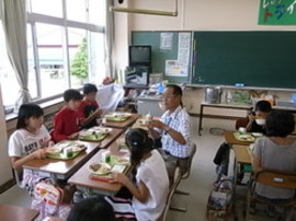 
                        千両なす生産者との交流給食　－世紀小学校
                        