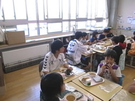 
                        ガイナーレ鳥取スタッフとの交流給食　－城北小学校
                        