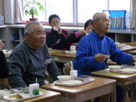 
                        さつまいも生産者との交流給食　－賀露小学校
                        