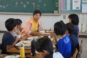 
                        らっきょう生産者との交流給食　-浜坂小学校
                        