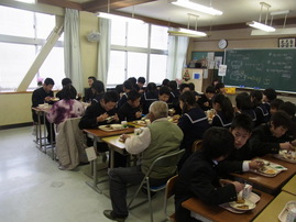 
                        人参と生姜生産者との交流給食　-湖東中学校
                        