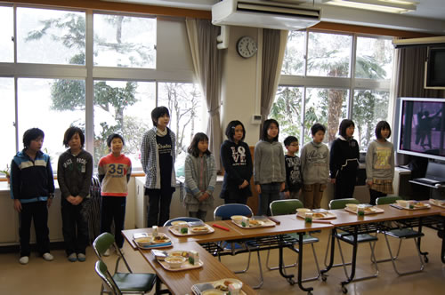 栄養士さん・調理員さんとの交流給食(明治小学校) 栄養士さん・調理員さんとの交流給食(明治小学校)