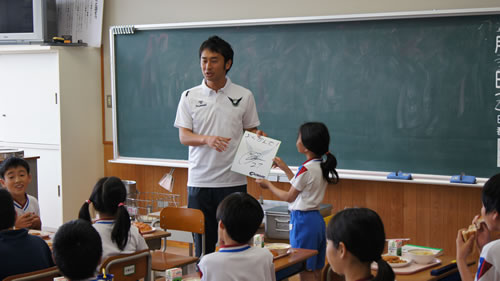ガイナーレ鳥取スタッフとの交流給食(醇風小学校) ガイナーレ鳥取スタッフとの交流給食(醇風小学校)