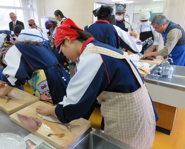 『あじ』生産者と交流給食会【鹿野中学校】