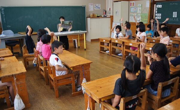 きゅうりの収穫・交流給食【鹿野小学校】