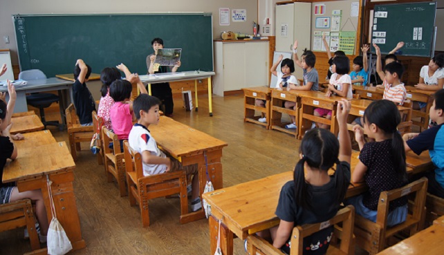 きゅうりの収穫・交流給食【鹿野小学校】