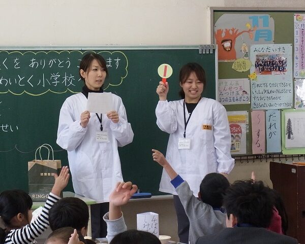 第一給食センターの調理員さん交流給食(明徳小学校)