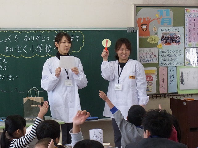 第一給食センターの調理員さん交流給食(明徳小学校)